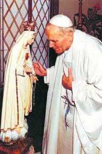 Jan Paweł II przed figurą Matki Bożej Fatimskiej